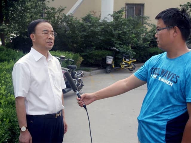 山東天意機械董事長劉洪彬作為基層共產(chǎn)黨員,今天接受了當(dāng)?shù)赜浾叩牟稍L